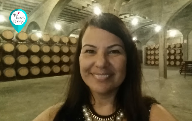 Disfrutando de la cata de vino en las Bodegas San Isidro en Murcia