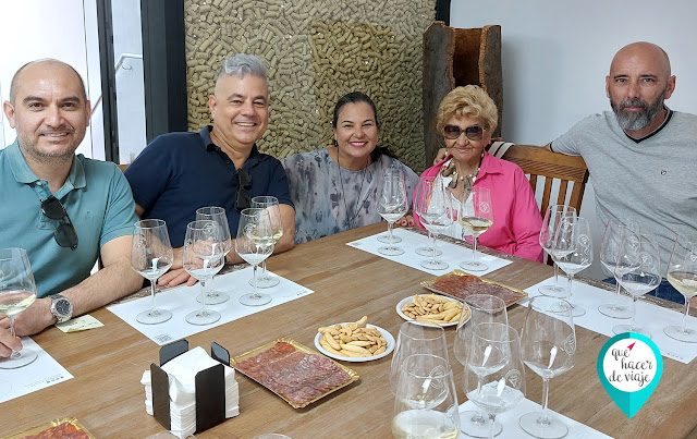 A punto de disfrutar de vinos tintos y blancos en la cata de vinos en Alicante