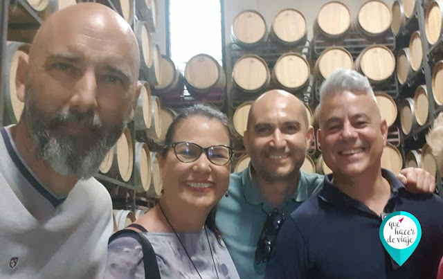 Cata de vino con amigos en Bodegas Volver