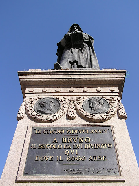 Monumento a Giordano Bruno: "Bruno -el siglo que predijiste- aquí donde ardió la hoguera"