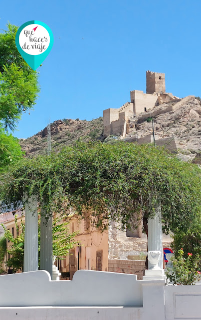 Jardín de los Mártires con el Castillo de Alhama de Murcia al fondo