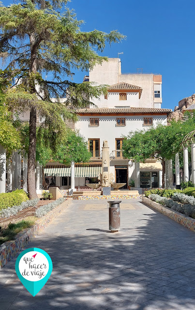 El Jardín de Los Patos frente a la Plaza de Abastos