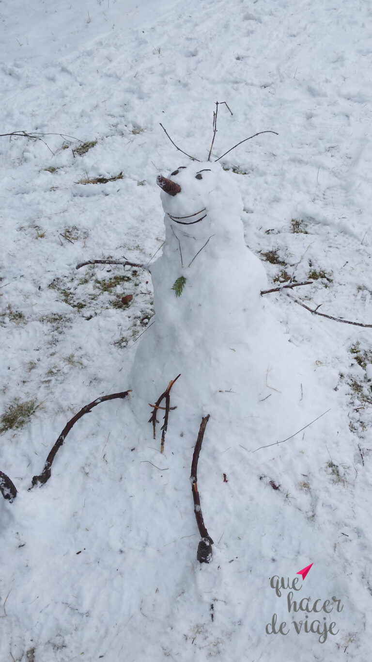 Nuestro muñeco de nieve que hicimos en la escapada a Feldberg, antes de ir a Friburgo en la Selva Negra