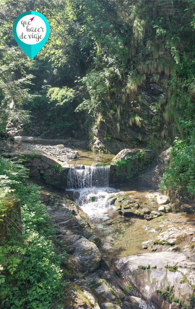 Sendero por el bosque al Castillo Di Vezio