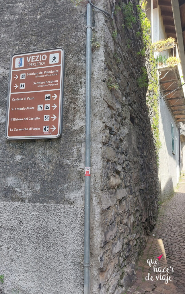 Señalización en Vezio de la ruta al castillo